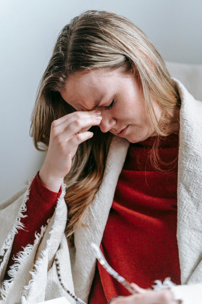 Personne en train de réfléchir de manière anxieuse, les mains sur le visage