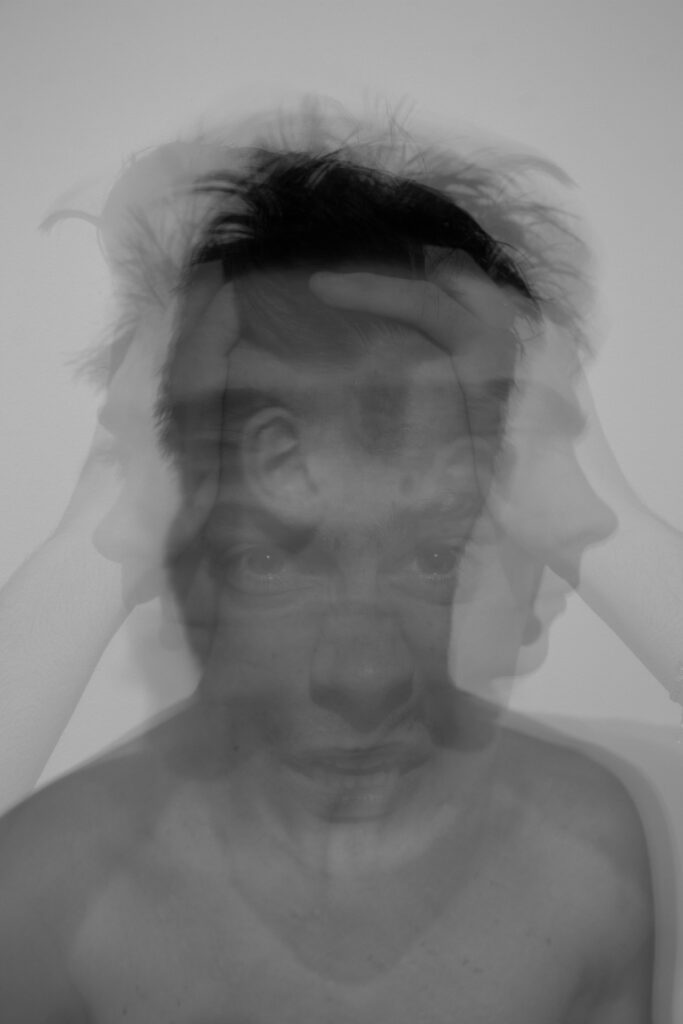 Homme en crise d’angoisse ressentant une forte panique.